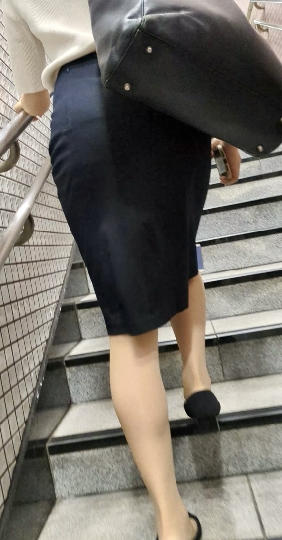 【261】薄手のタイトスカートをヒラヒラなびかせるOLさん！ gallery photo 3