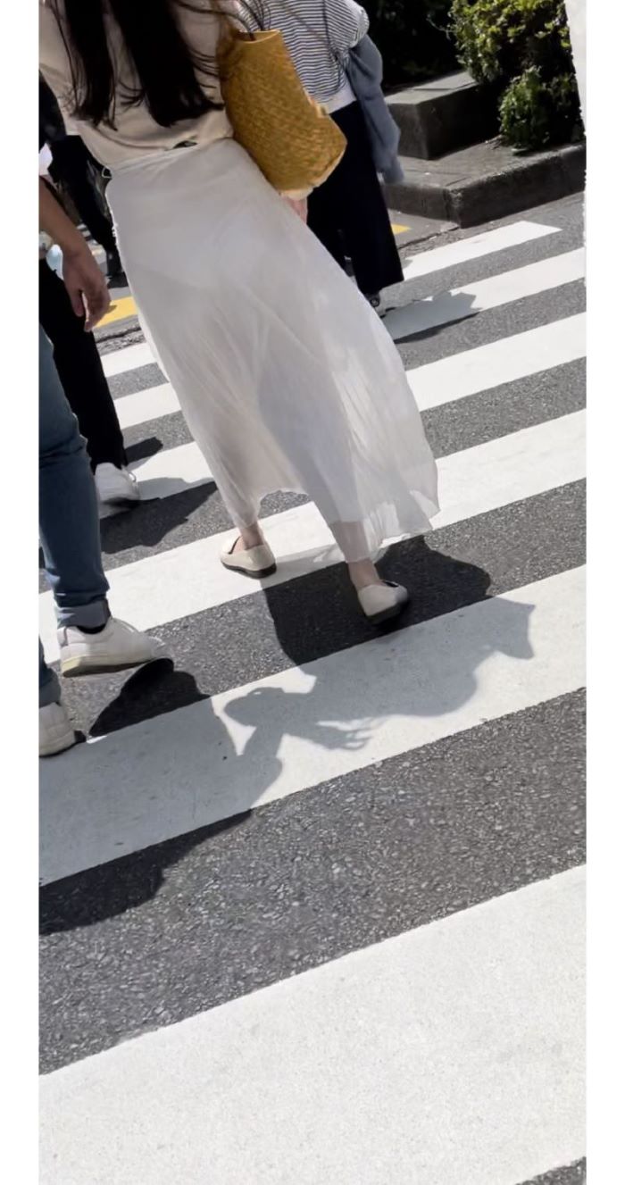 透け透けスカート　白いパンティ丸見えで歩く美人