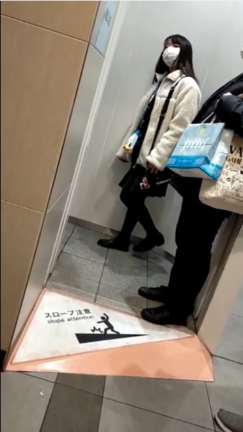 【再販】【再販商品】駅トイレ行列でおしっこ我慢女子