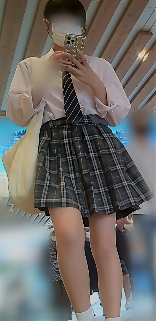 制服のままアルバイト先へと急ぐJKを追っかけP撮影 gallery photo 1