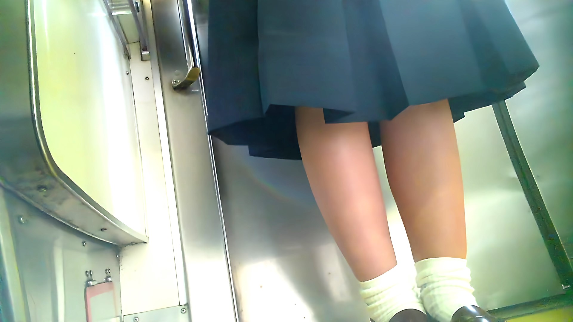 お嬢様女子校に通う制服JKの禁断の領域に潜入 gallery photo 2