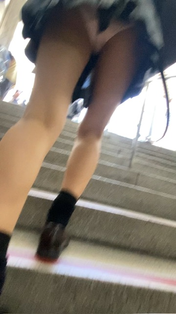 最寄り駅のJKを盗撮#3　～電車内から階段までパンチラ～ gallery photo 6