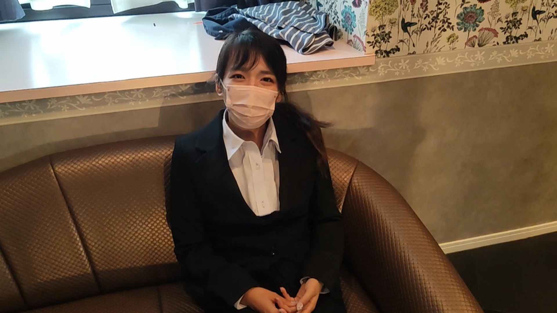 ２２歳あみちゃんの胸ぐらつかみフェチ面接　上着つかみ編