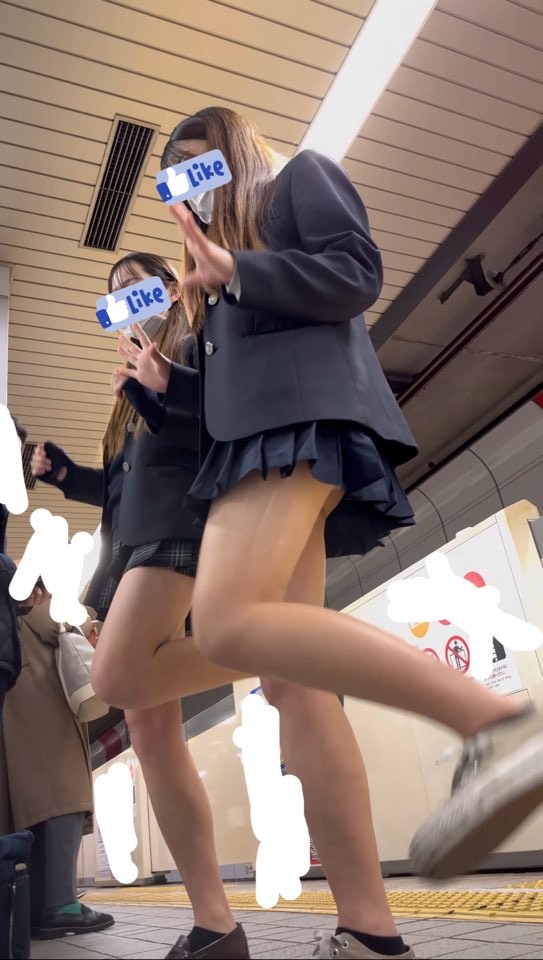 ロリ可愛いクソミニ丈JKが駅で腰振りT〇kT〇kダンスを踊りだす神動画