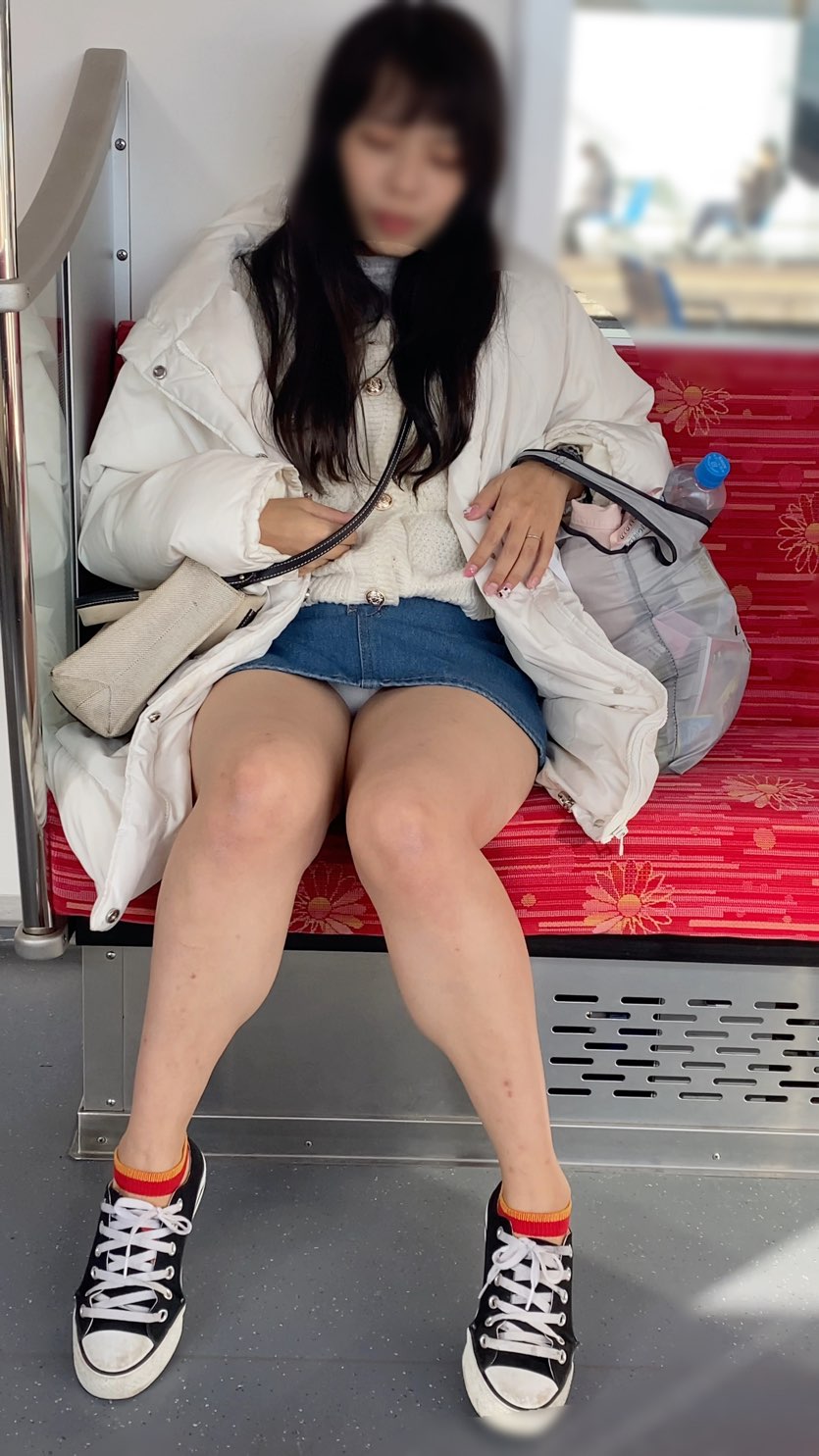 (電車対面)【ヨシノリvol7】わざとスカートの中をみせているのか？乗車中ずっと白のパンツが見えていました！