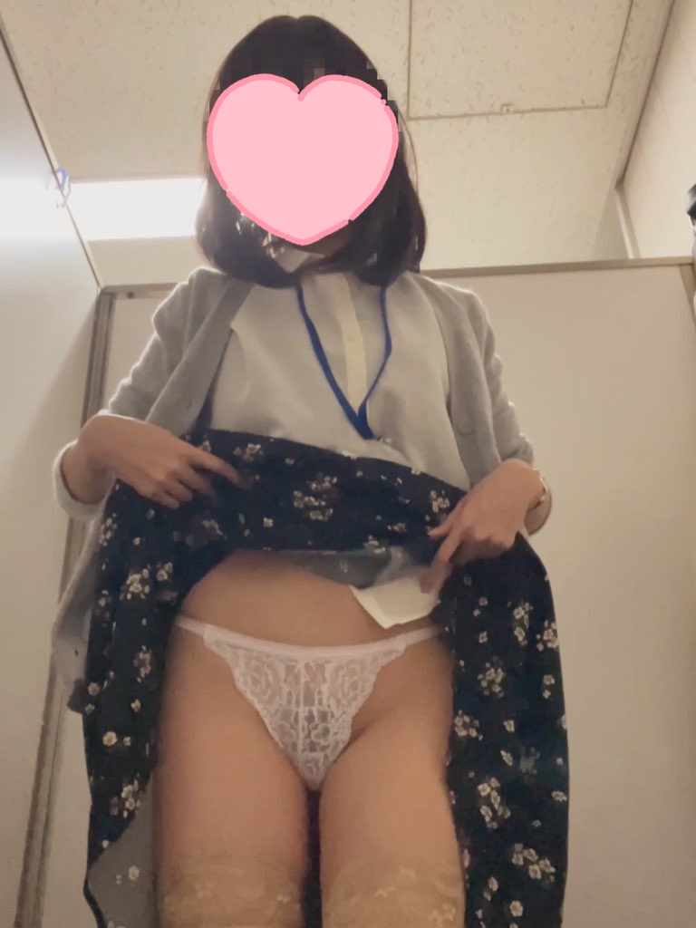 休憩時間にトイレでパンツを見せつけるえっちな自撮り♡