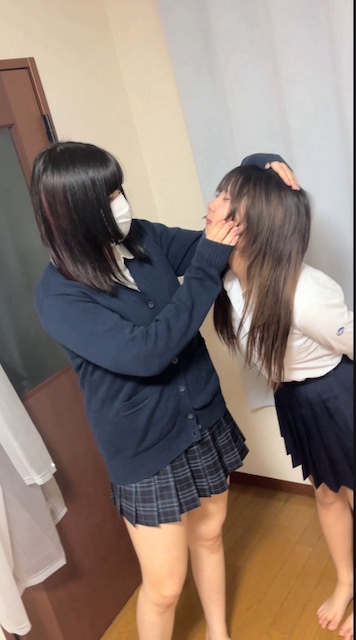 学生寮にて二人組に身体検査させてもらうと、片方の女の子はノーパンでした。 gallery photo 1