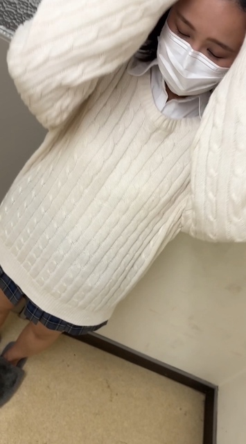 Tバックを履いた制服ギャルのおまんまんの中にピュッピュしました。 gallery photo 1