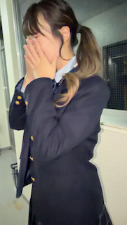 恥ずかしがり屋の現役3年生に通路で身体検査をしてから顔と制服にかけてあげました。