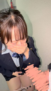 恥ずかしがり屋の現役3年生に通路で身体検査をしてから顔と制服にかけてあげました。