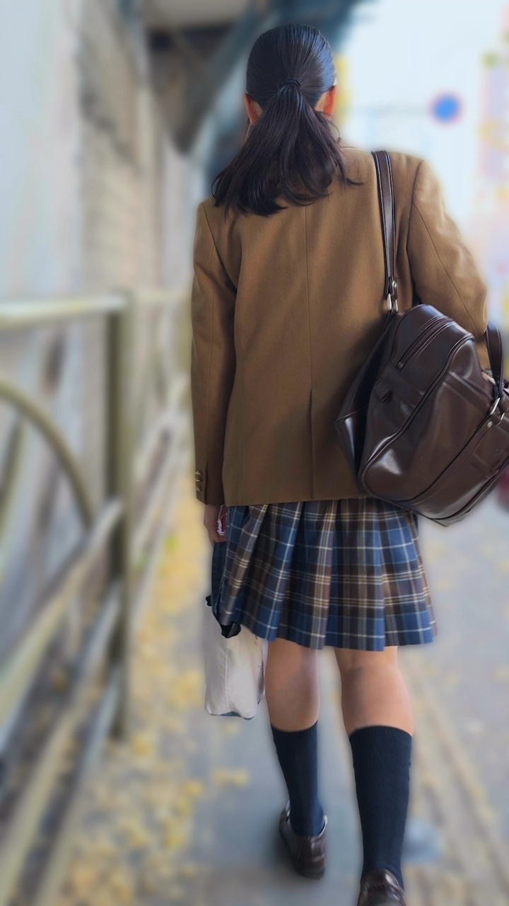 透視記録0040「特徴的な制服の女子たちを透視してみた」(全3名)