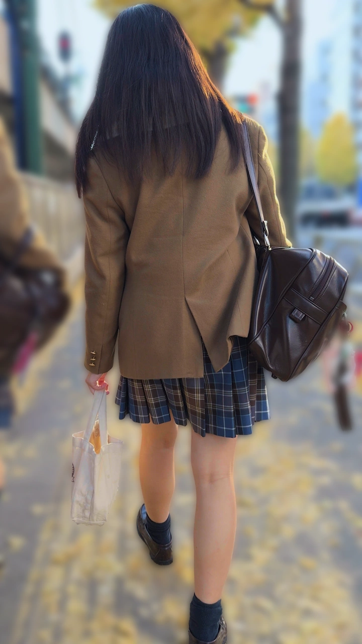 透視記録0040「特徴的な制服の女子たちを透視してみた」(全3名)