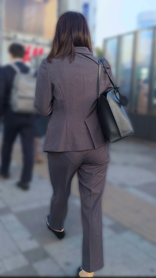 チャレンジ企画0007「パンツスーツOLさんに人がいるところで大胆に挿入」(全2名)