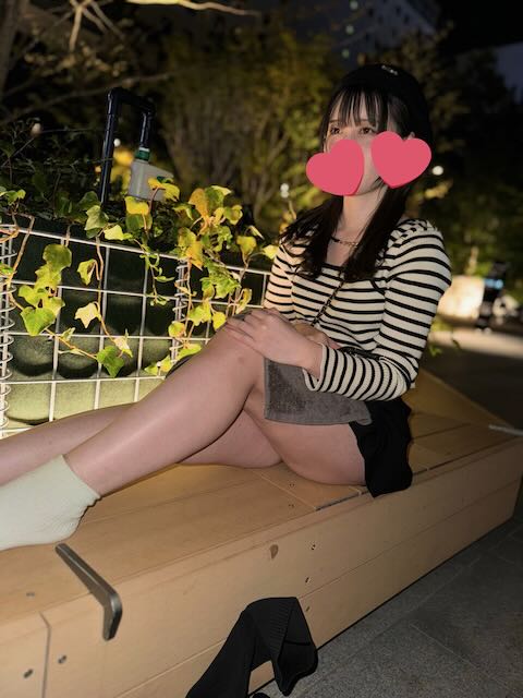 アパレルお姉さんのセクシー太ももと白靴下足裏 gallery photo 1