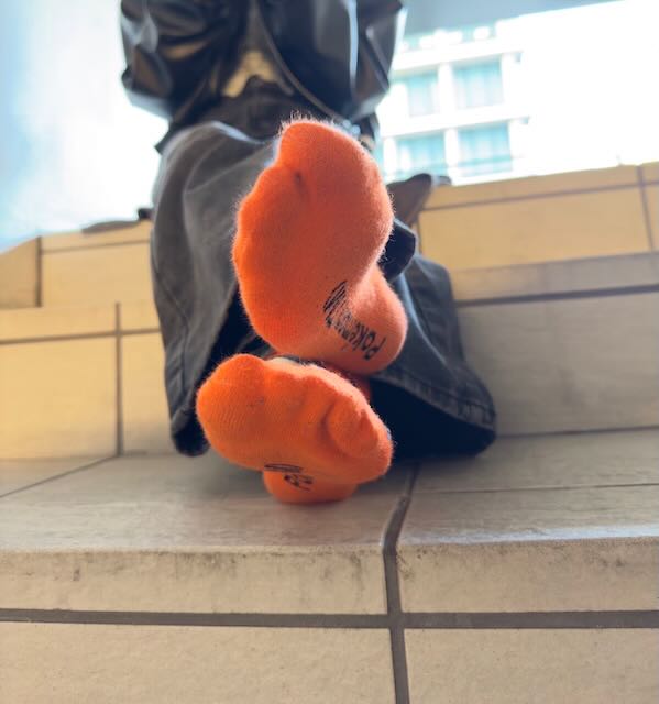 大人気Tちゃん第２弾私服靴下足裏と素足足裏ドアップ接写