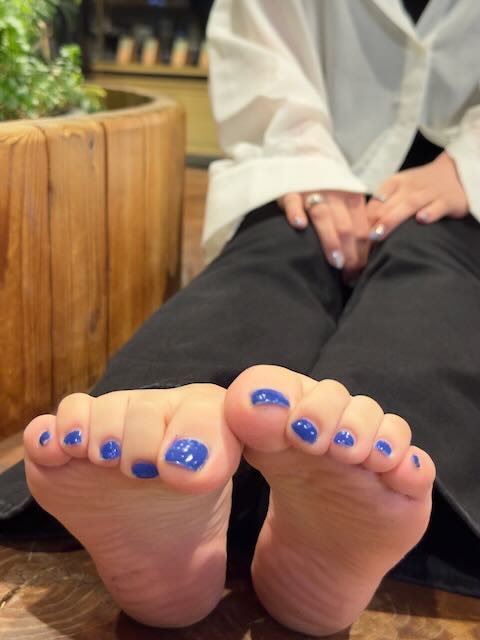 足の匂いに人一倍敏感なお姉さんの足の匂いチェックと素足足裏と足指動かし