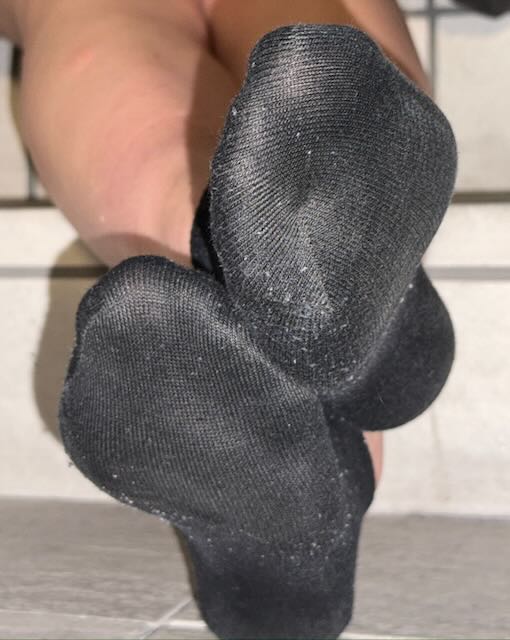 メガネのえちえち23歳先生のミニスカブーツ脚と仕事中から履いてた黒靴下足裏とつま先