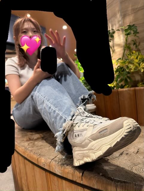 23歳小動物系の女の子お仕事で動きすぎて穴はあいて汗の匂いもしっかり靴下足裏