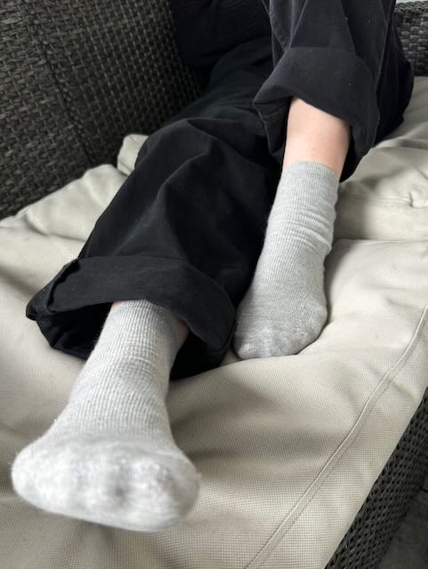 色白大学生Nちゃんパート３グレー靴下足裏とつま先