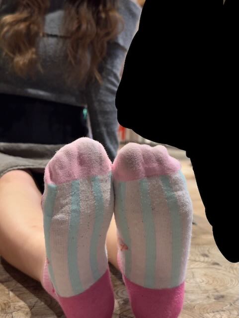 ゆるふわパーマJDさんのムートンブーツ生足美脚と靴下足裏