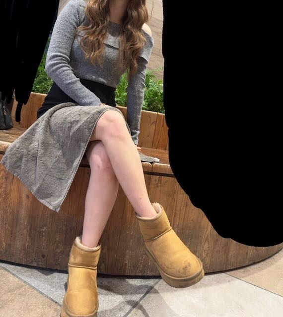 ゆるふわパーマJDさんのムートンブーツ生足美脚と靴下足裏