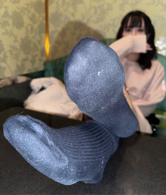 仕事終わりアパレル店員強烈ブーツパンスト靴下匂い嗅ぎと服上からの足コキとM字開脚