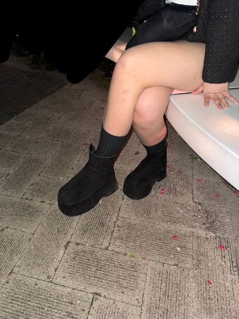 19歳JDさんパート２ブーツと発酵黒ハイソックス足裏