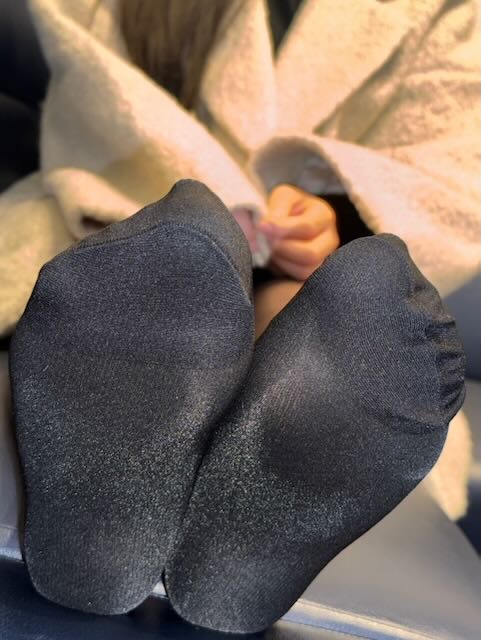 爽やか健康的19歳JDさんの黒ストッキング靴下足裏とつま先＆足指動かし