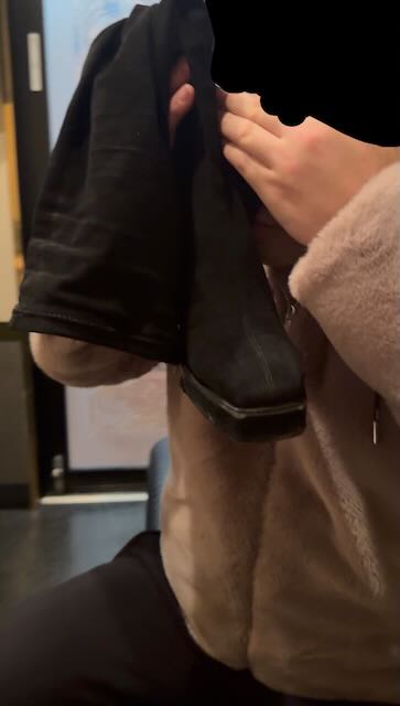 ニーハイ黒ストブーツの足裏とつま先＆ブーツと足裏匂い嗅ぎ