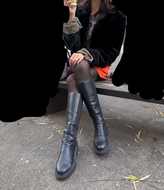 伝線した黒のストッキングとロングブーツで美脚が映える大人お姉さんのスト足裏とつま先足指クネクネ