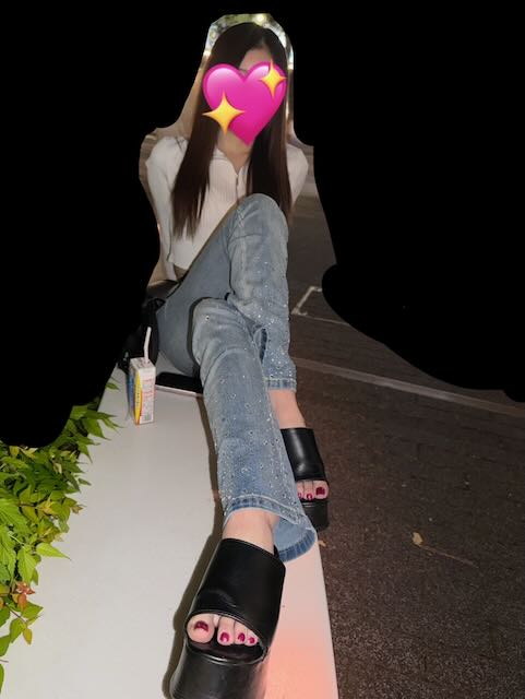 ルックス強めちょいギャル風味美女の素足サンダルとペディキュアつま先