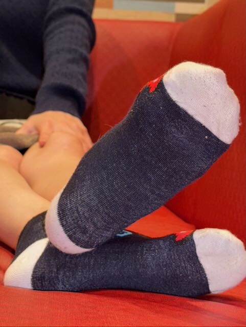 23歳社会人美女のブーツ生足美脚と靴下足裏とつま先接写