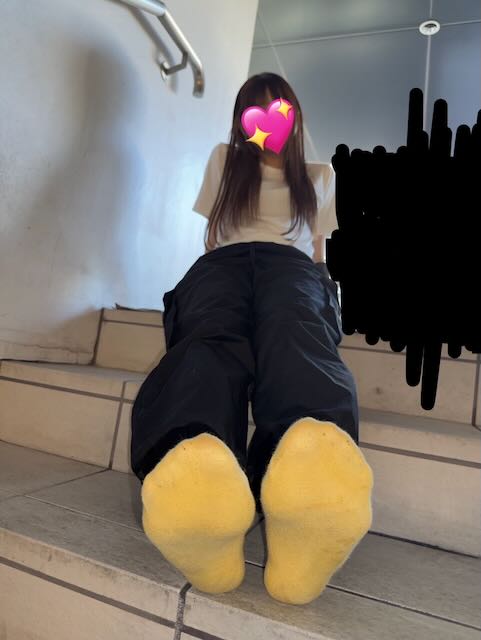 可愛いjkのMちゃん外歩き後の黄色靴下足裏とつま先接写と足指動かしpart2