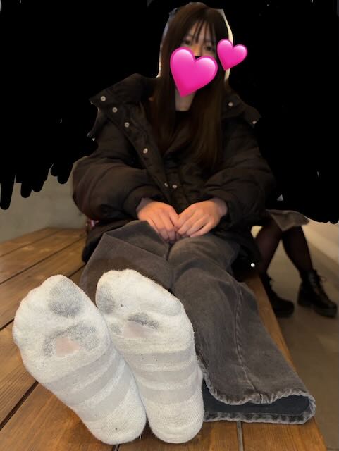 私服jkグレー靴下の足汗染み込み足裏＋穴あき寸前靴下接写