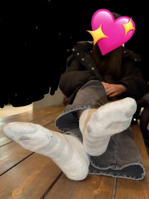 私服jkグレー靴下の足汗染み込み足裏＋穴あき寸前靴下接写