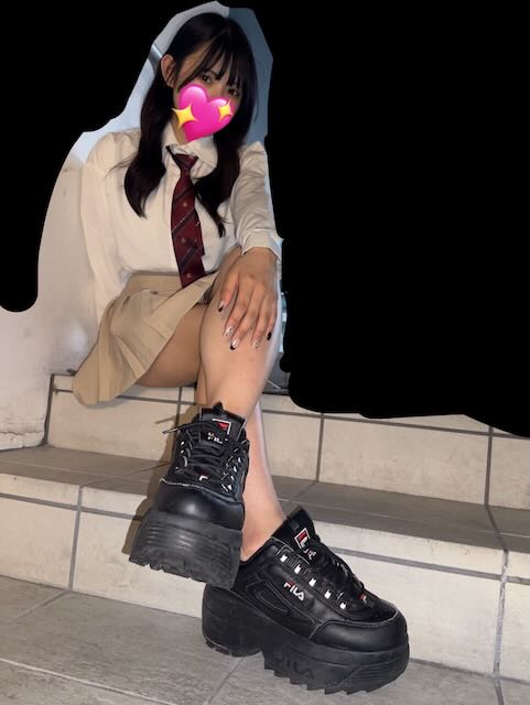 セクシーすぎるミニスカ制服jk生足美脚と素足スニーカーのつま先接写