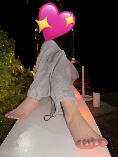 22歳モデルさんフレッシュな雰囲気と夏素足サンダルのつま先と足裏