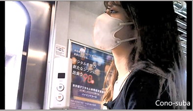 瞳が美しい女子大生の純白パンティ丸見え！