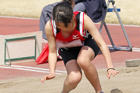 緩いユニフォームの隙間から胸元が、、JC風 走り幅跳び写真集 01 gallery photo 1