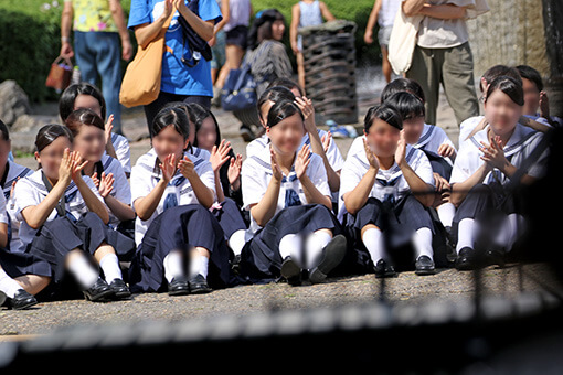【吹奏楽部女子 Vpl.7】オリジナル撮影100枚 地面に座って待っている女子部員たちのスカートの中が、、吹奏楽部 野外コンサー gallery photo 3