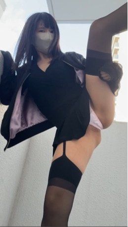 お姉さん系？ミニスカすぎてお尻丸見えぱんちら散歩♡