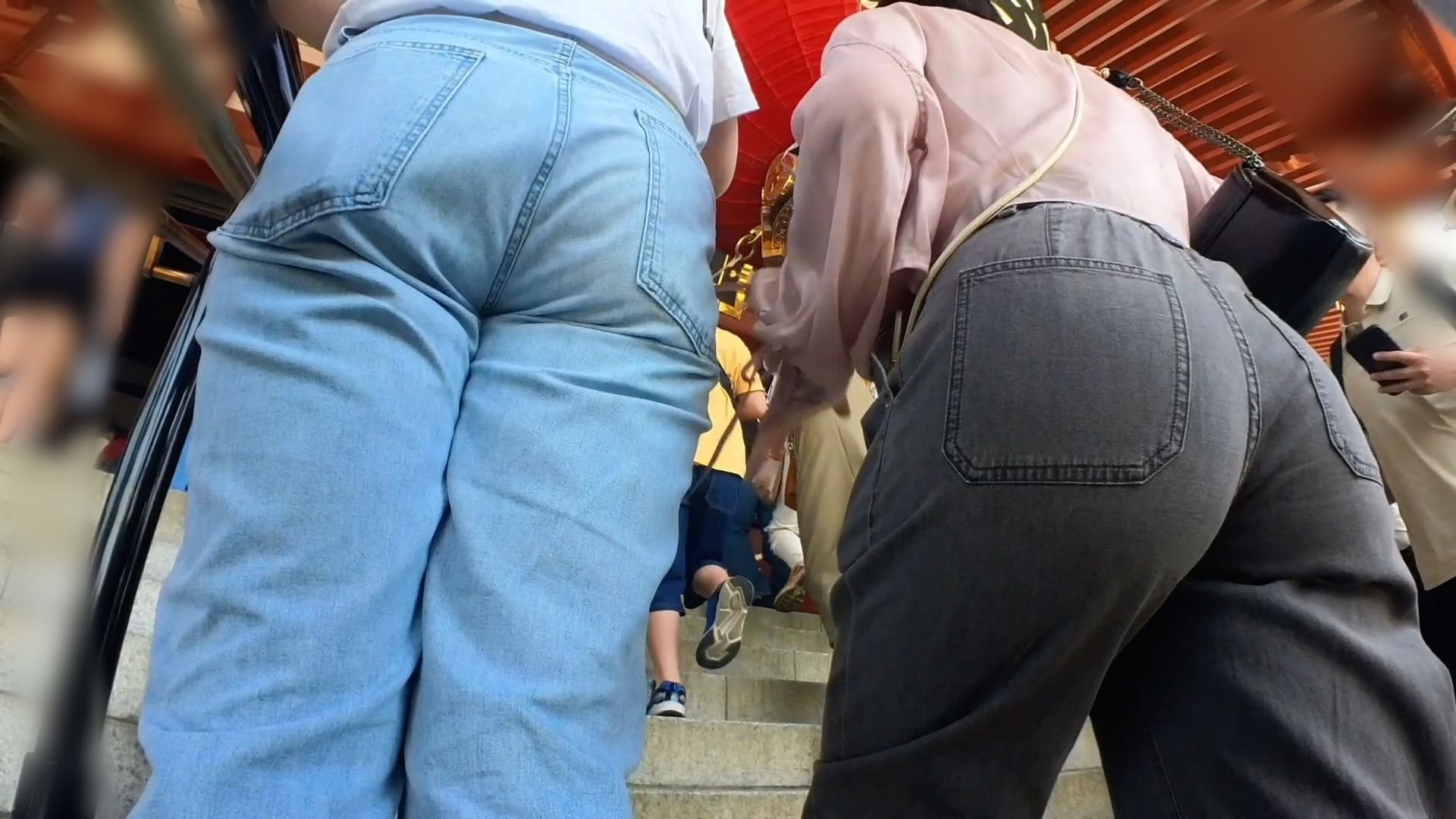 【巨尻ジーンズ】ムッチリ体系のアジア系巨尻娘ちゃんのジーンズ着衣尻を粘着撮影。