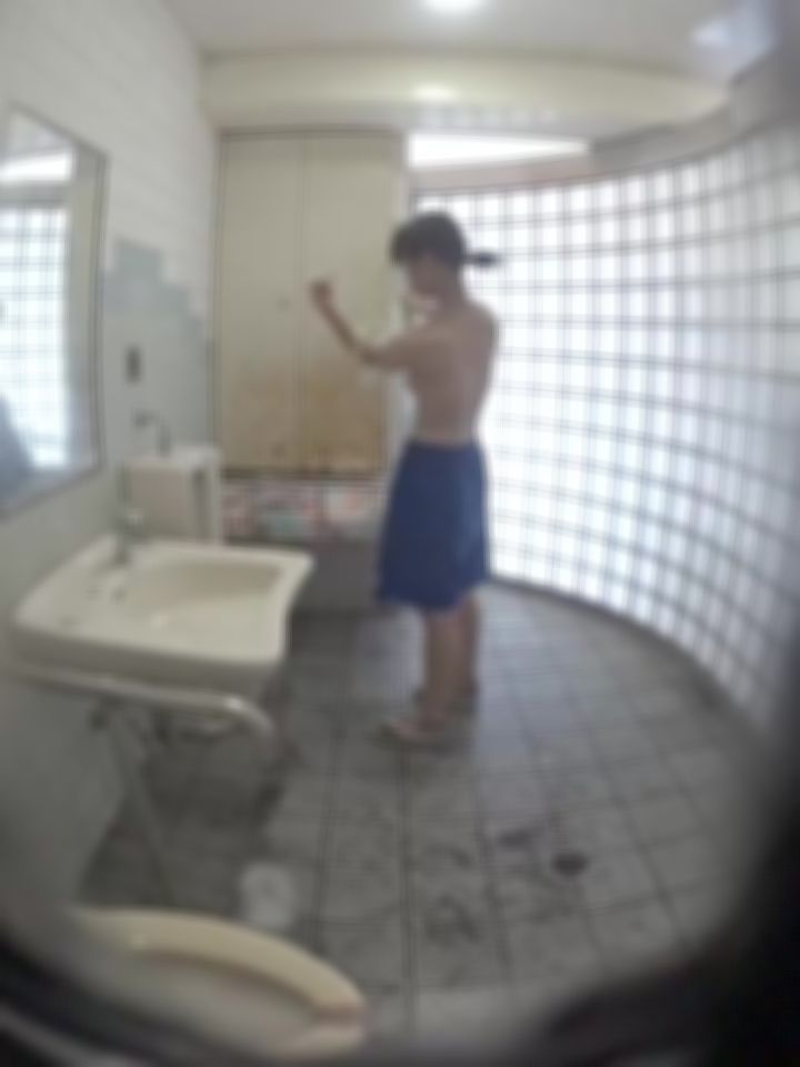 体操着むすめが★海の共同トイレで着替え