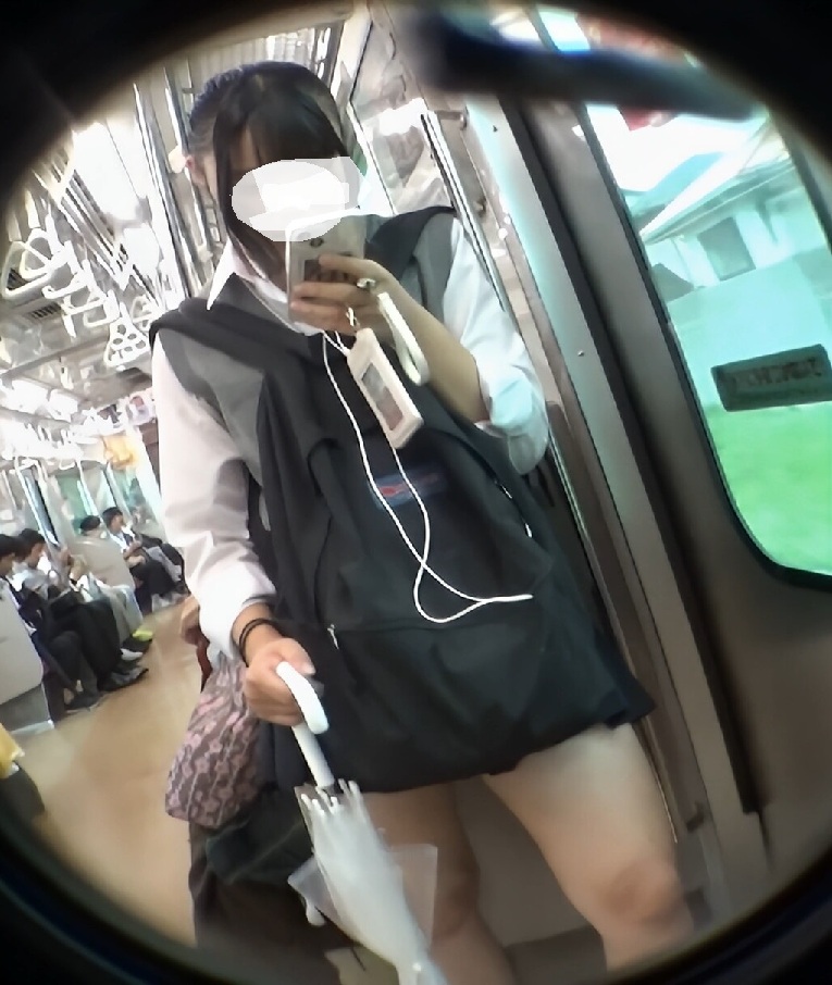 制服女子の映り込む風景33～赤チェのおいしそうな生足など