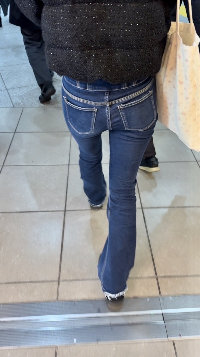 デニム女子コレクションVol.109 濃いブルーのスレンダーデニムのお姉さんとむっちりピチピチデニムのお姉さん三選