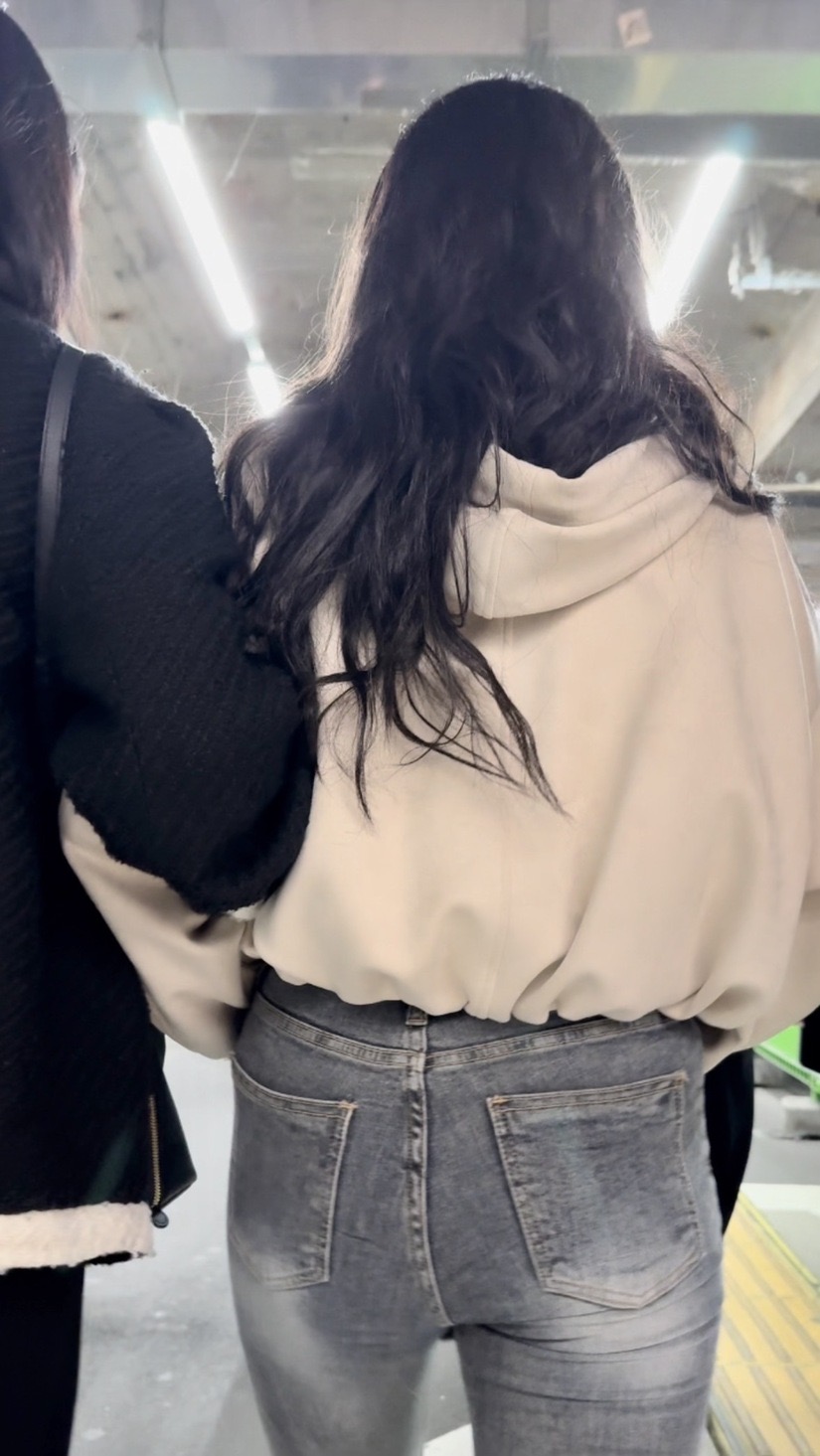 デニム女子コレクションVol.112 ヘソだしグレー美デニムのお姉さんとピチピチフレアデニムの小尻お姉さん