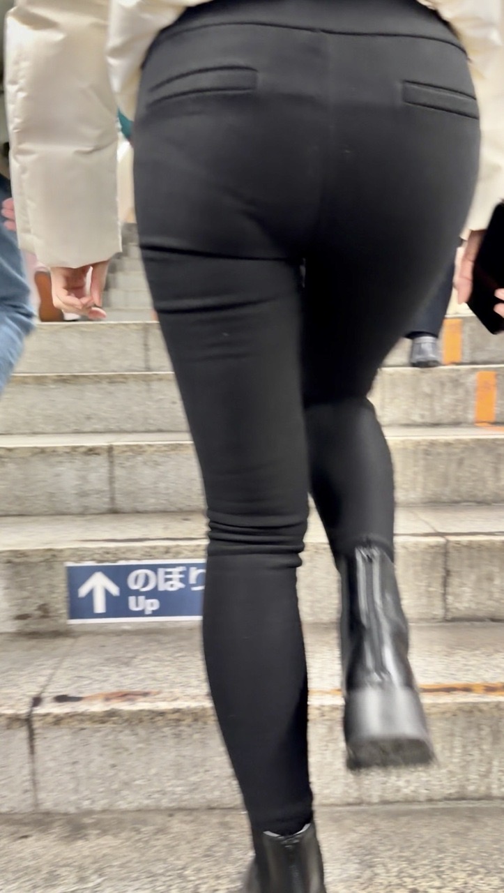 デニム女子コレクションVol.123 黒スキニーの美脚、美尻のお姉さん2選！