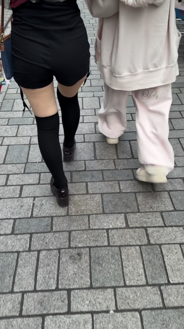 ヒップコレクションVol.61 ウエストラインとヒップがエロいタイトなショーパンの若い女の子達２選！