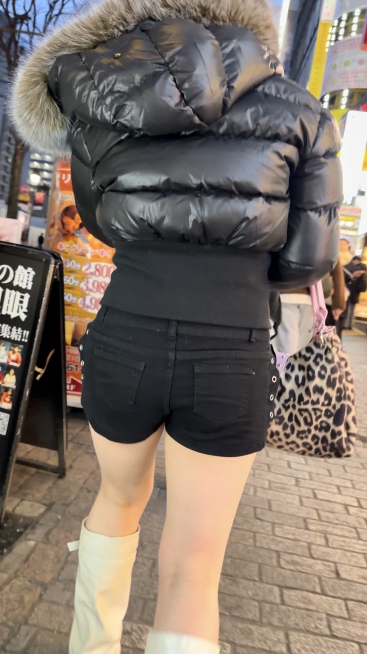 デニム女子コレクションVol.129 形のいいむっちり上向きヒップのお姉さんと白い肌に黒のショーパンが映えるデニムショーパンのエ