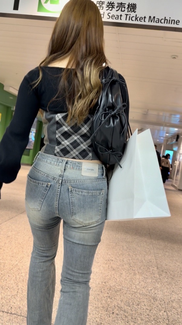 デニム女子コレクションVol.132 春の美尻フレアデニムのいい女エロ尻エロデニムの女性３連発！